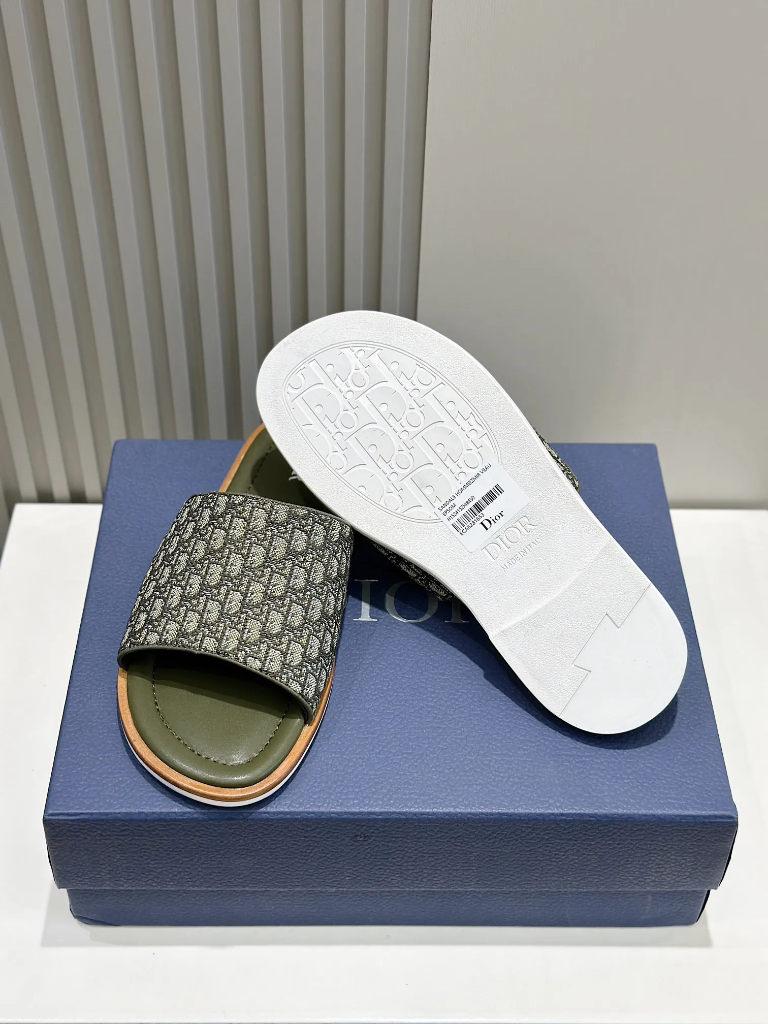 P320 [DIOR] Size 39-44 (38.45 custom-made) 2024ss Dior’s latest men’s slippers are a must-have. Dior Alias ​​Men's Genuine Leather Slippers This summer new Alias ​​sandal embodies a casual and elegant style. Carefully crafted from grained cow leather and Oblique printed fabric, with cowhide lining! Cross-strap design with metal-clad brass CD Diamond logo. The imported cowhide leather and rubber sole adds sophistication and comfort, while Oblique print-effect anti-slip panels add style.
